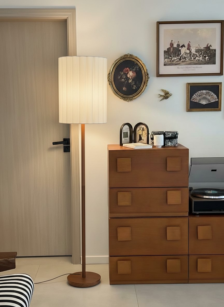 Kundenfoto der Linbron Stehleuchte neben einer Kommode