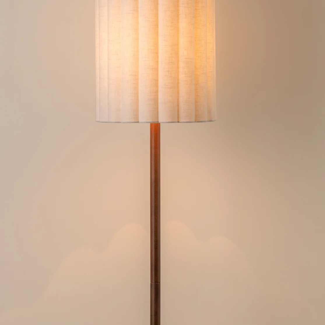 Der Schirm der Stehlampe Linbron leuchtet warm