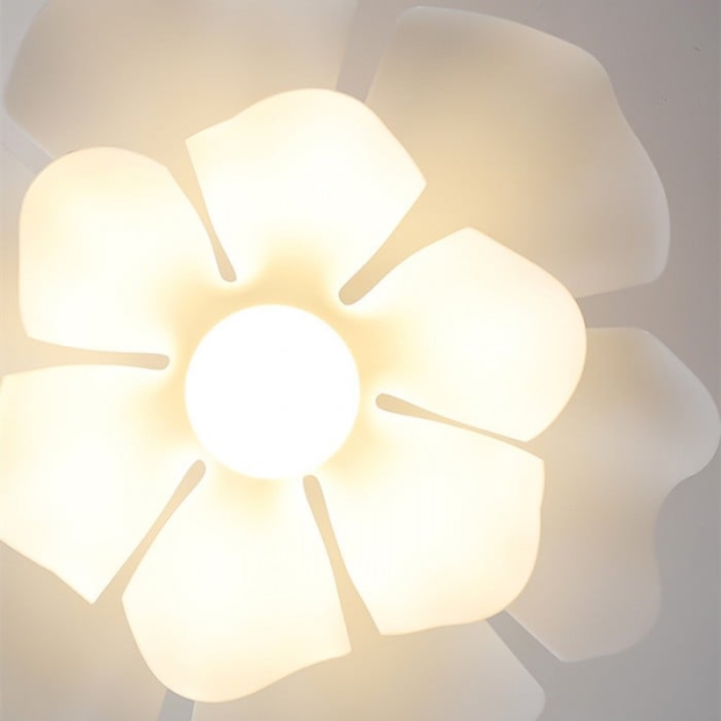 Warm glowing floral pendant diffuser