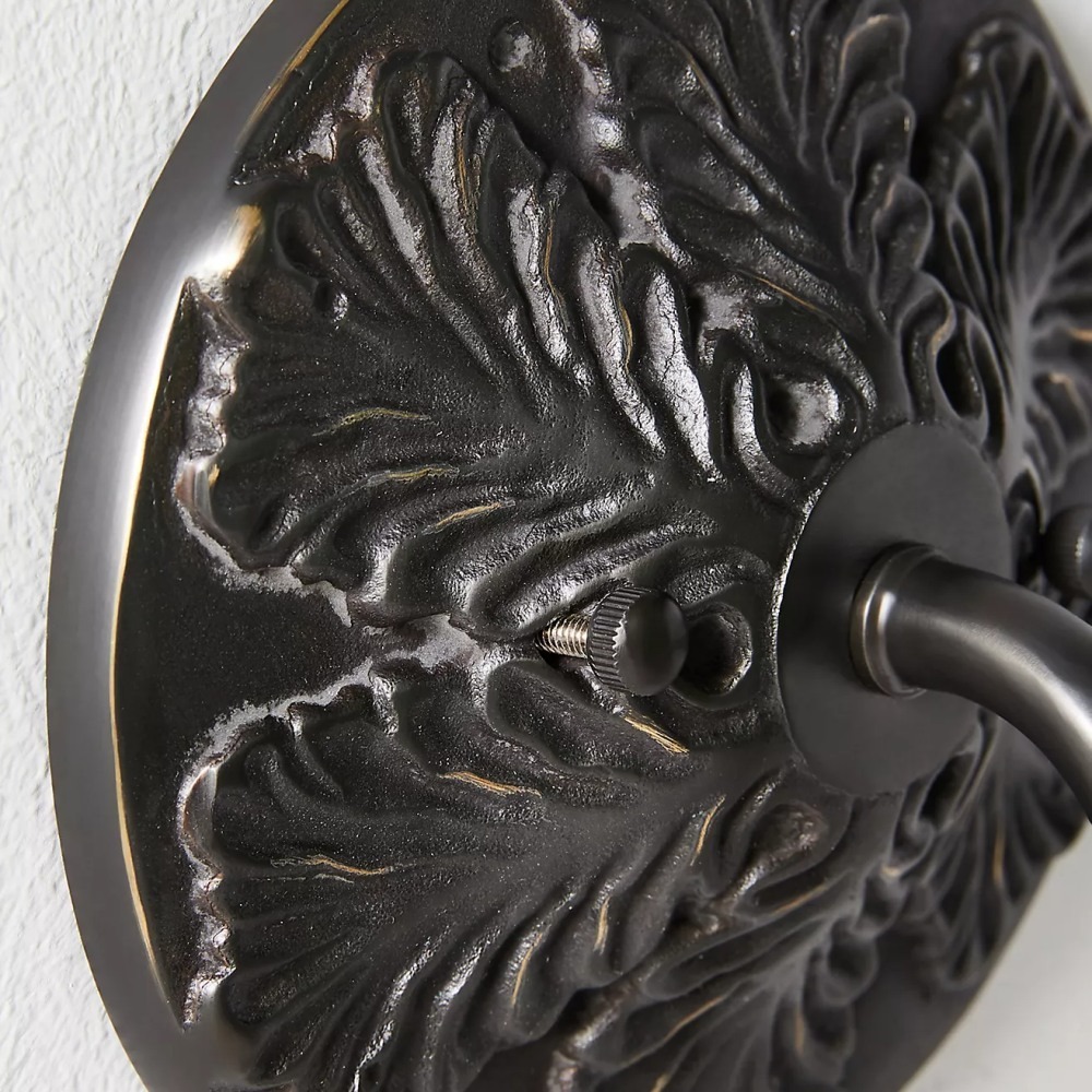 Wandplatte und Armdetail aus strukturiertem Metall